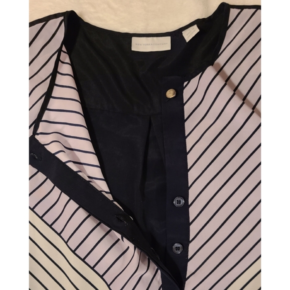 NEW YORK & COMPANY Top - Picture 5 of 8